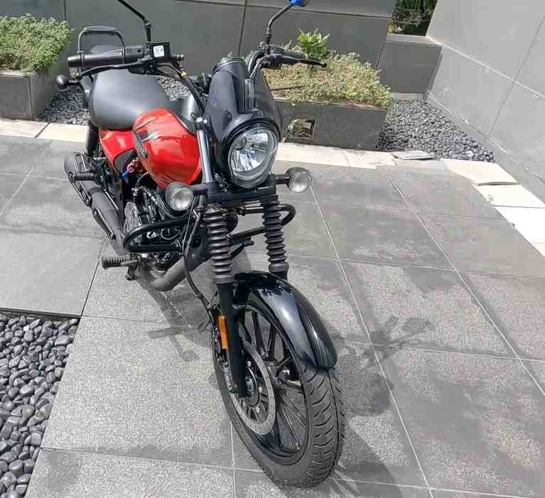 Bajaj Avenger 160 Street 