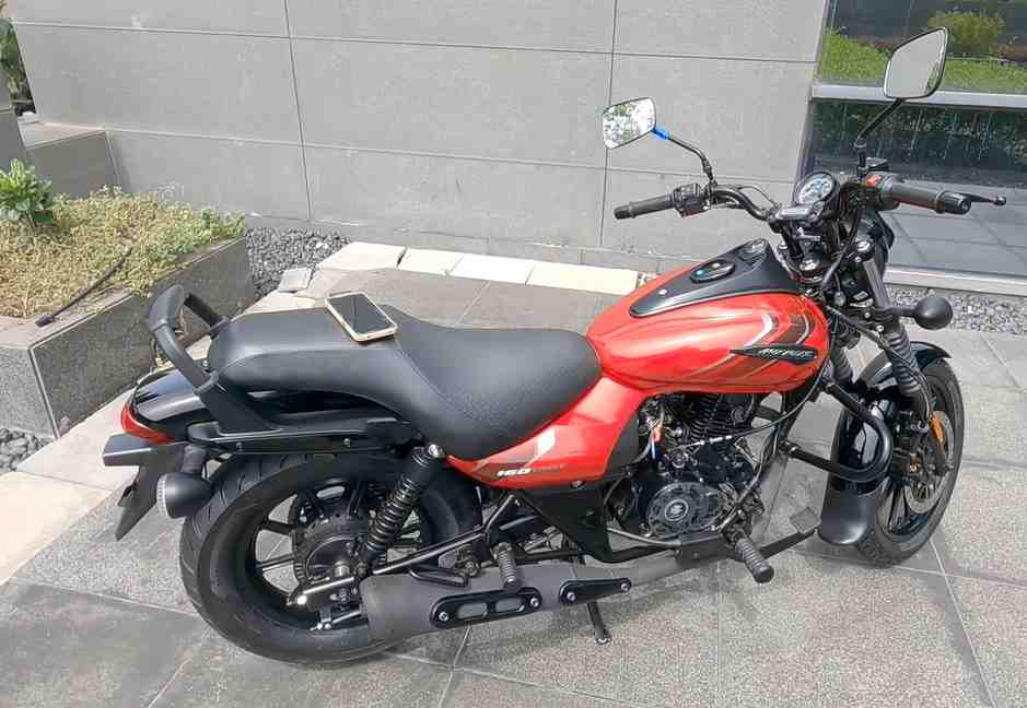 Bajaj Avenger 160 Street